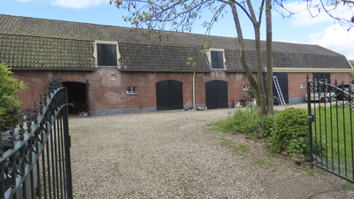 908851 Gezicht op het voormalige stalgebouw achter het pand Helena's Oord (Zandweg 101) te De Meern (gemeente Utrecht), ...